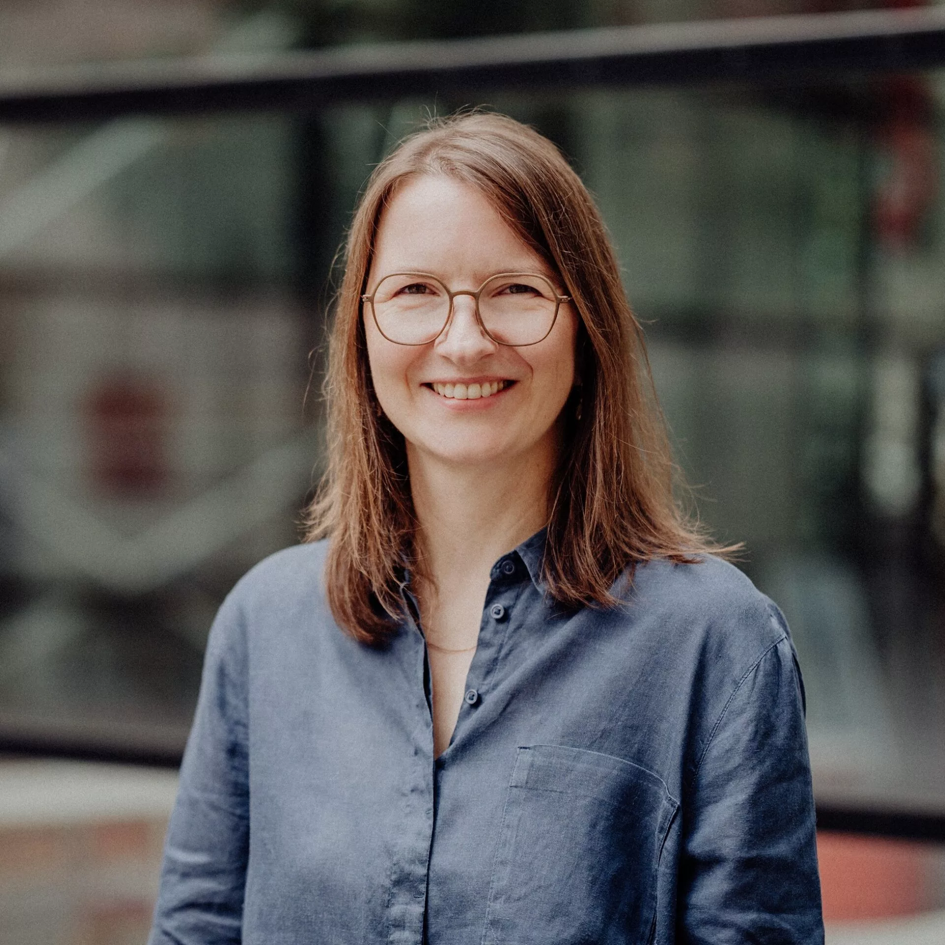 Profilbild von Isabell Engel-Krüger vor einer Glasfassade